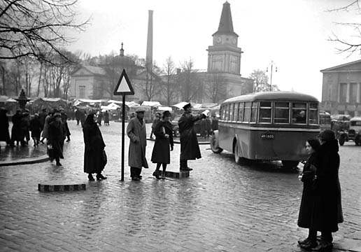 Bussia odottamassa vuonna 1931